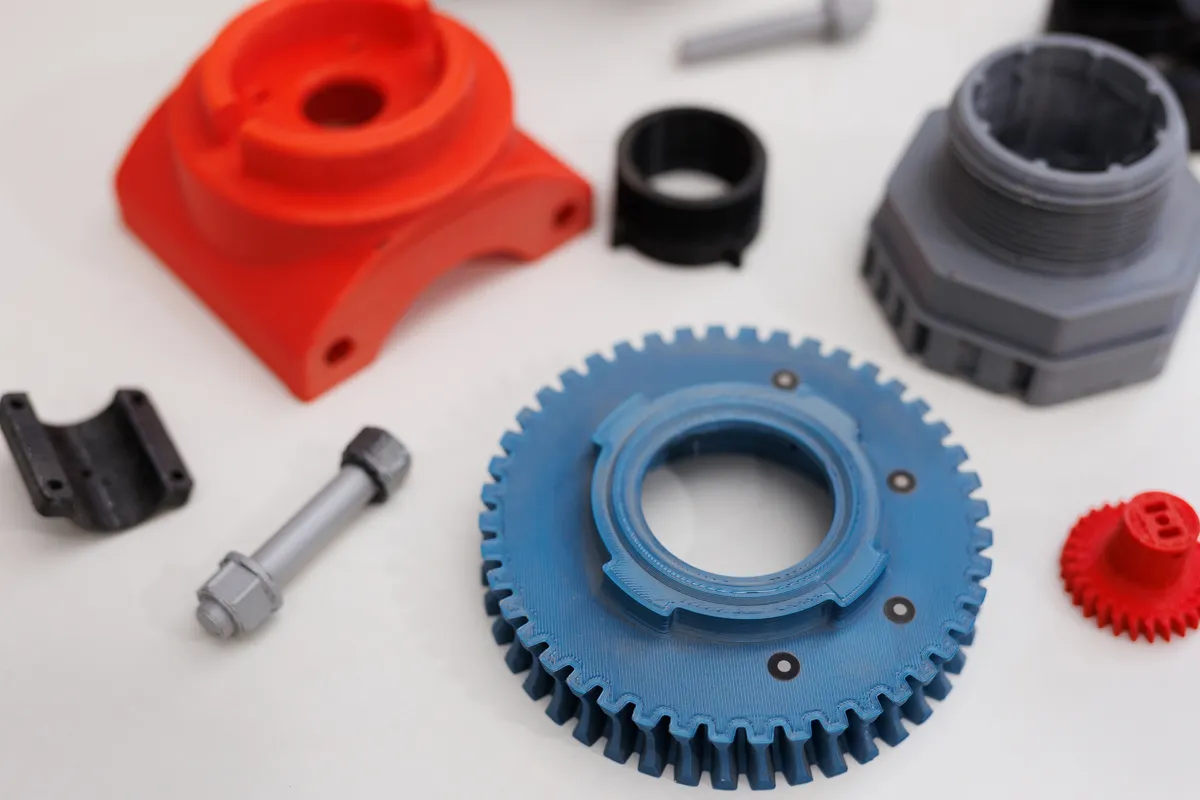 Im 3D-Druck gefertigte Zahnräder und mechanische Ersatzteile
