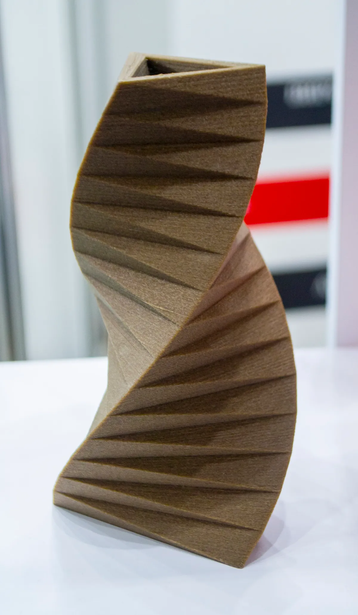 Vase imprimé avec un filament composite à charge végétale et aspect bois